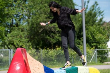 ragazza-sta-in-equilibrio