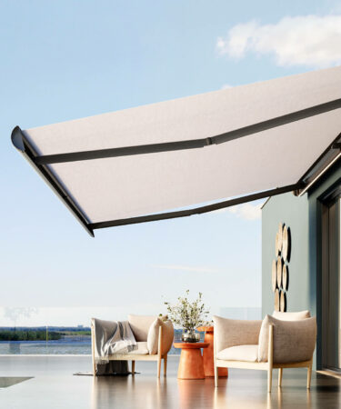 tenda-da-sole-a-bracci-estensibili-con-cassonetto