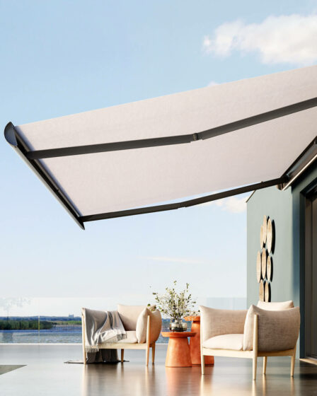 tenda-da-sole-a-bracci-estensibili-con-cassonetto