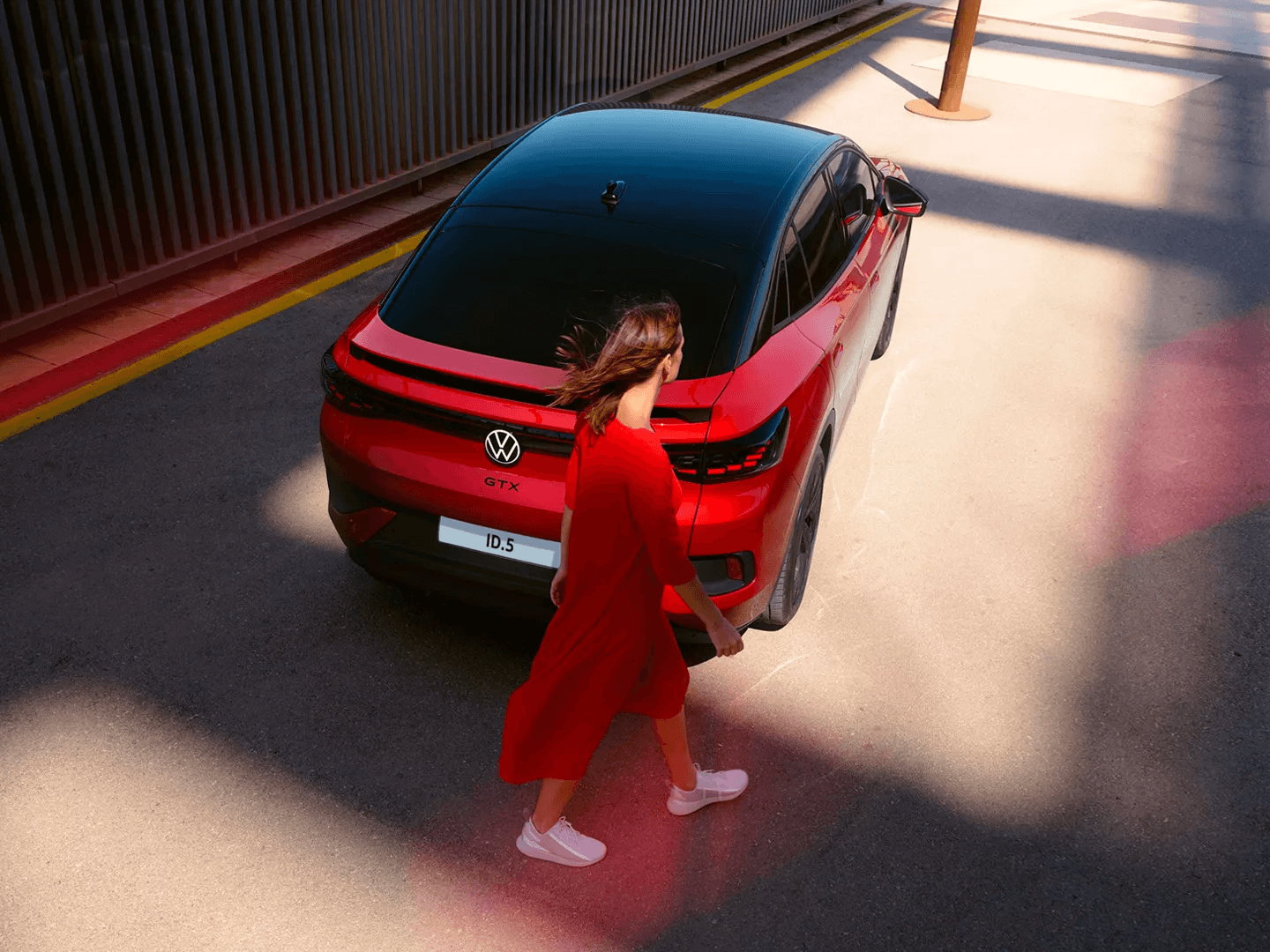 donna-in-rosso-dietro-gtx-rossa-volkswagen