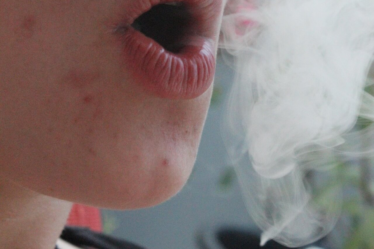 ragazza-fumo-bocca