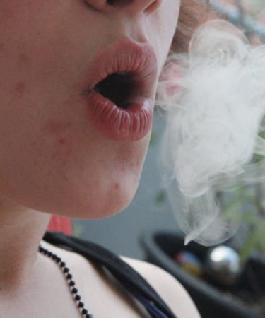 ragazza-fumo-bocca